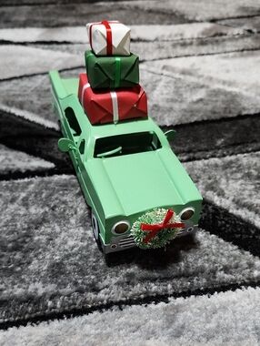 WONDERLAND TARGET 2021 DECORTIVE METAL MEDIUM CAR PRESENTS & WREATH FREESTANDING